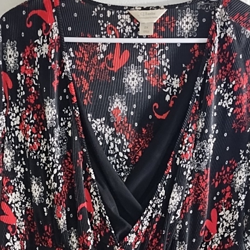 CJ Banks Abstract Heart Floral Accordion Pleat Lightweight V-neck Top Layer Look - Picture 10 of 10